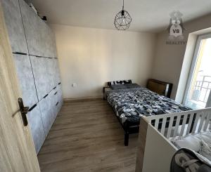 Byt 2+1 s balkónom prerobený na 3.izbový sídl. Rozvoj, Levoča