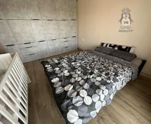 Byt 2+1 s balkónom prerobený na 3.izbový sídl. Rozvoj, Levoča