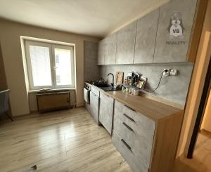 Byt 2+1 s balkónom prerobený na 3.izbový sídl. Rozvoj, Levoča