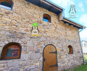 Kamenná chata s vínnou pivnicou v srdci kameňolomu