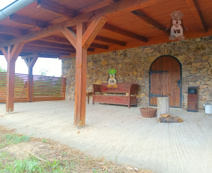 Kamenná chata s vínnou pivnicou v srdci kameňolomu