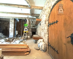 Kamenná chata s vínnou pivnicou v srdci kameňolomu