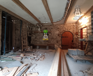 Kamenná chata s vínnou pivnicou v srdci kameňolomu