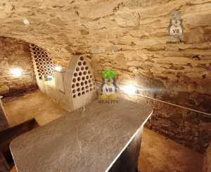 Kamenná chata s vínnou pivnicou v srdci kameňolomu