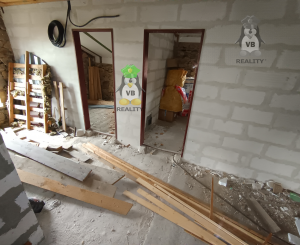 Kamenná chata s vínnou pivnicou v srdci kameňolomu