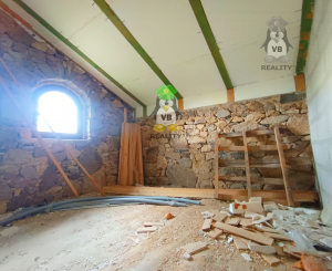 Kamenná chata s vínnou pivnicou v srdci kameňolomu