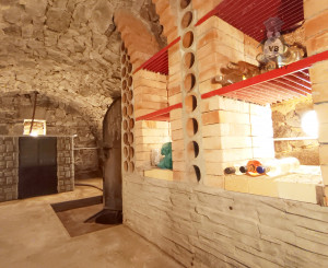 Kamenná chata s vínnou pivnicou v srdci kameňolomu