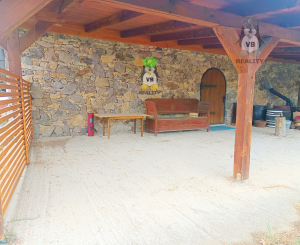 Kamenná chata s vínnou pivnicou v srdci kameňolomu