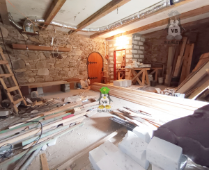 Kamenná chata s vínnou pivnicou v srdci kameňolomu