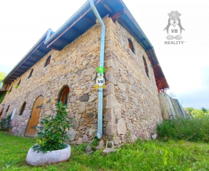 Kamenná chata s vínnou pivnicou v srdci kameňolomu