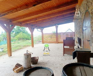 Kamenná chata s vínnou pivnicou v srdci kameňolomu