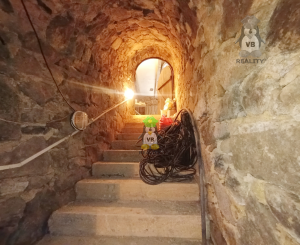 Kamenná chata s vínnou pivnicou v srdci kameňolomu