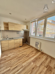 Byt 2+1 s loggiou centrum, Sp. Nová Ves