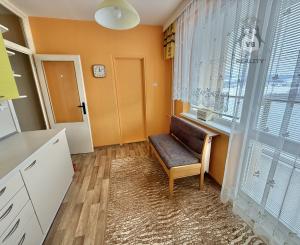 Byt 2+1 s loggiou centrum, Sp. Nová Ves