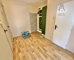 Byt 2+1 s loggiou centrum, Sp. Nová Ves