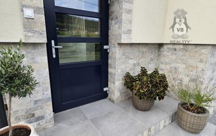 Vidiecke sídlo s pozemkom 11 903 m², herňou, garážou v obci Nálepkovo, v pokojnej časti Zahajnica, okres Gelnica