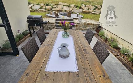 Vidiecke sídlo s pozemkom 11 903 m², herňou, garážou v obci Nálepkovo, v pokojnej časti Zahajnica, okres Gelnica