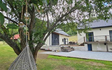 Vidiecke sídlo s pozemkom 11 903 m², herňou, garážou v obci Nálepkovo, v pokojnej časti Zahajnica, okres Gelnica