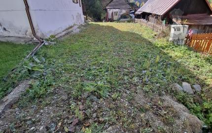 Stavebný pozemok s drevenou chalupou v krásnej obci Henclová