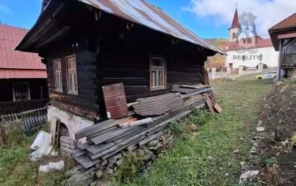 Stavebný pozemok s drevenou chalupou v krásnej obci Henclová