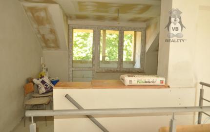 Mezonetový byt 4+1 s loggiou, centrum Spišská Nová Ves