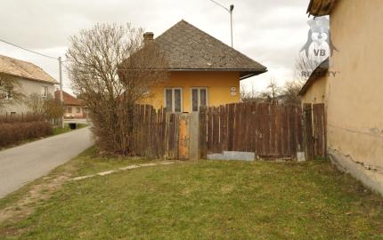 Pozemok so starším domom v obci Letanovce