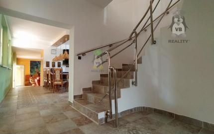 Jedinečný rodinný dom v obci Vinné s rozľahlým pozemkom