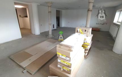 VÝRAZNE ZNÍŽENÁ CENA -Veľkorysý 5. izbový dom, Žbince