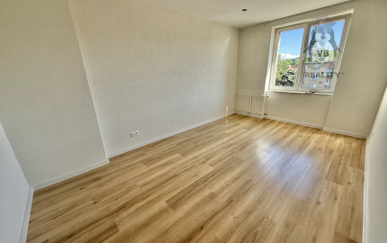 Byt 2+1 s balkónom centrum, Sp. Nová Ves