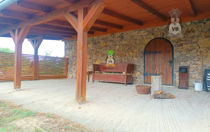 Kamenná chata s vínnou pivnicou v srdci kameňolomu