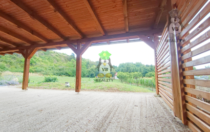 Kamenná chata s vínnou pivnicou v srdci kameňolomu