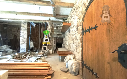 Kamenná chata s vínnou pivnicou v srdci kameňolomu