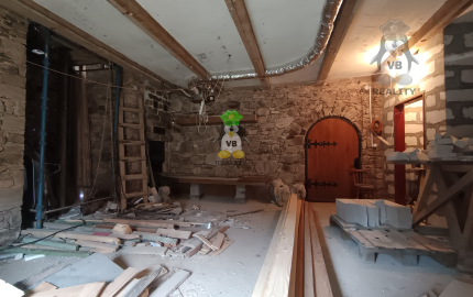 Kamenná chata s vínnou pivnicou v srdci kameňolomu