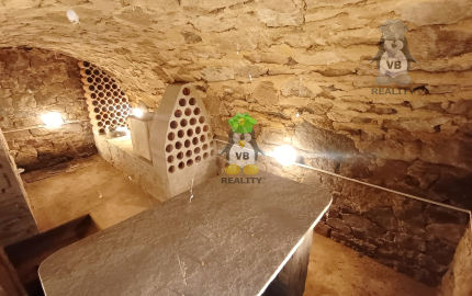 Kamenná chata s vínnou pivnicou v srdci kameňolomu