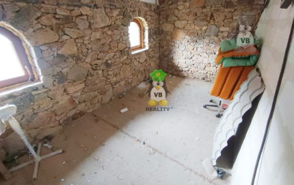 Kamenná chata s vínnou pivnicou v srdci kameňolomu