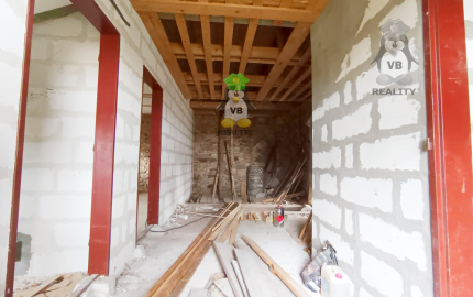 Kamenná chata s vínnou pivnicou v srdci kameňolomu