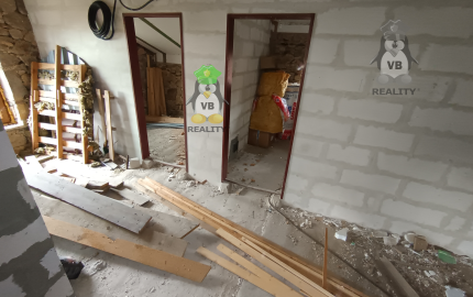 Kamenná chata s vínnou pivnicou v srdci kameňolomu