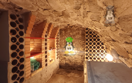 Kamenná chata s vínnou pivnicou v srdci kameňolomu