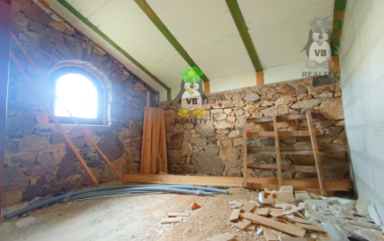 Kamenná chata s vínnou pivnicou v srdci kameňolomu