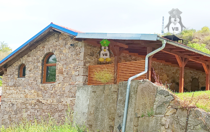 Kamenná chata s vínnou pivnicou v srdci kameňolomu