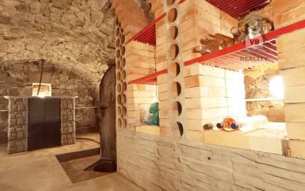 Kamenná chata s vínnou pivnicou v srdci kameňolomu