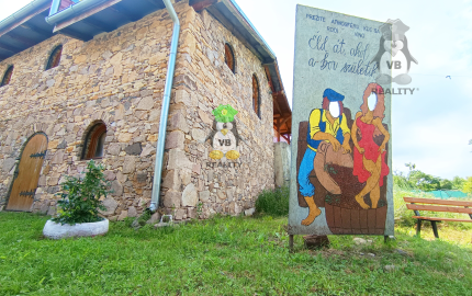 Kamenná chata s vínnou pivnicou v srdci kameňolomu