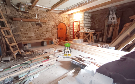 Kamenná chata s vínnou pivnicou v srdci kameňolomu