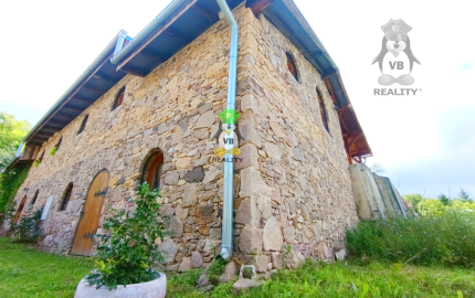 Kamenná chata s vínnou pivnicou v srdci kameňolomu