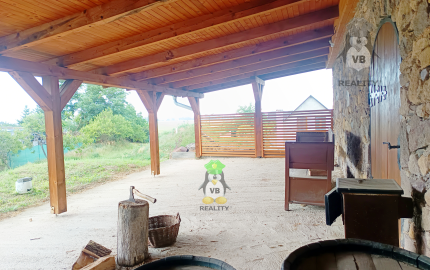 Kamenná chata s vínnou pivnicou v srdci kameňolomu