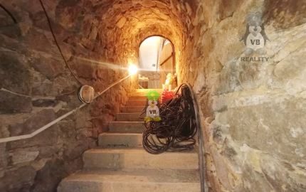 Kamenná chata s vínnou pivnicou v srdci kameňolomu