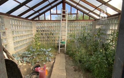 Ponúkame na predaj záhradu s chatkou v pri sídlisku Mier.