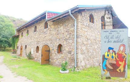 Kamenná chata s vínnou pivnicou v srdci kameňolomu