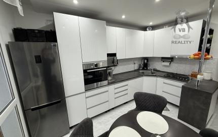 EXKLUZÍVNE: Zrekonštruovaný 4 iz. byt s loggiou, 83,7 m2,  Krompachy, blízko centra