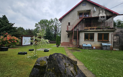 Priestranný rodinný dom s veľkým pozemkom, altánkom a garážou v obci Prakovce, okres Gelnica